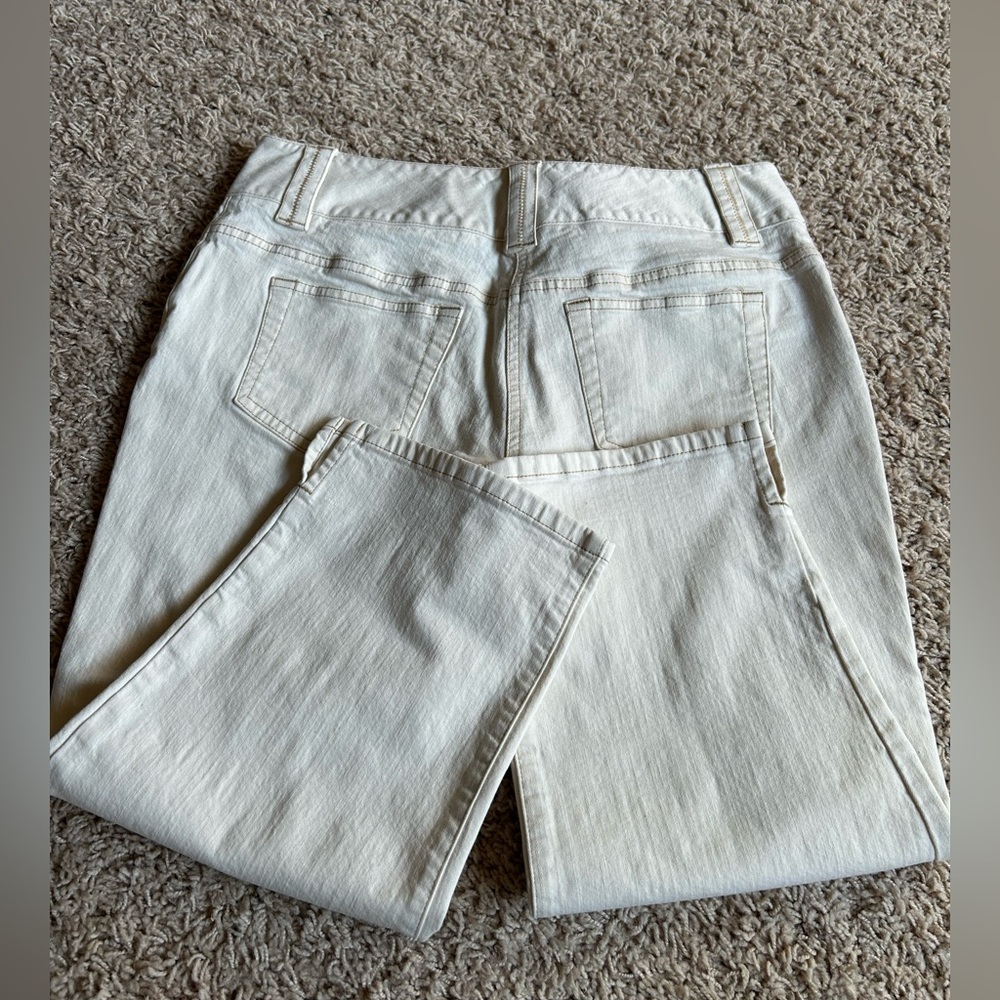 EUC-LOFT White Straight Leg Capris with Classic Brown Stitching